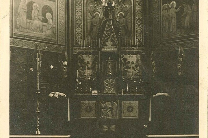 Foto van een kerkinterieur.