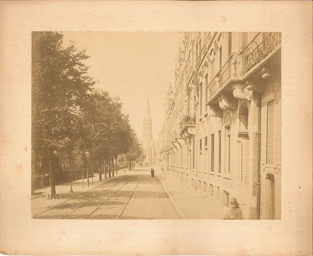 Foto van de Vondelstraat en de Vondelkerk te Amsterdam.