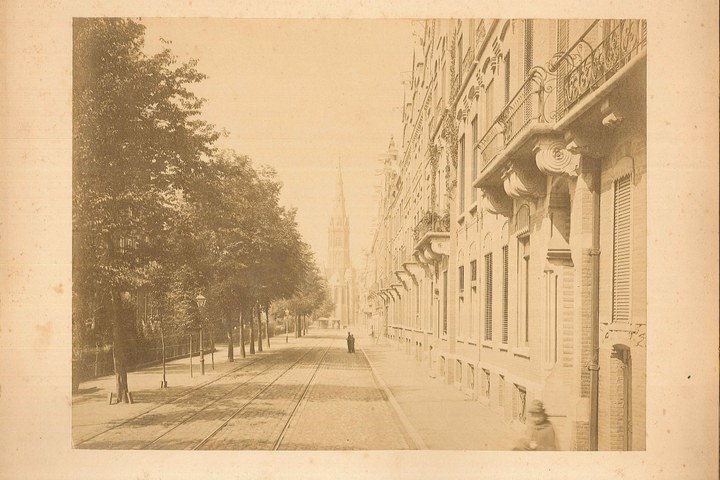 Foto van de Vondelstraat en de Vondelkerk te Amsterdam.