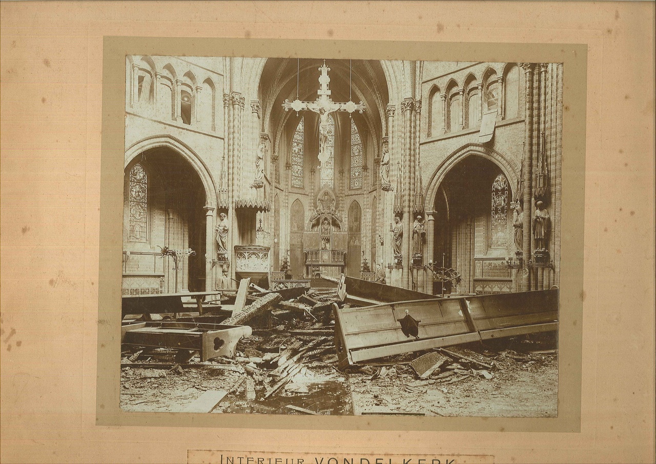 Foto van het verwoeste interieur van de Vondelkerk te Amsterdam na de brand in 1904.