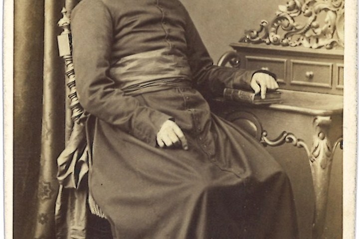 Verzameling van 51 Portretfoto's (carte-de-visite) van geestelijken: Zeer Eerwaarde Heer Linders, pastoor te Maasbree, 1868.