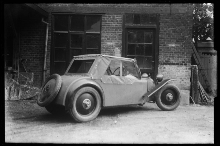 Glasnegatief waarop een auto is afgebeeld