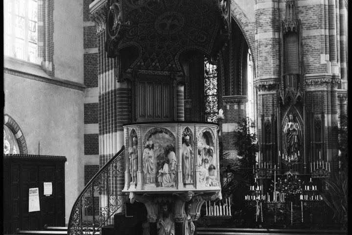 Glasnegatief van een foto van een neogotisch kerkinterieur (Maria Hemelvaartkerk in Breda) met een preekstoel