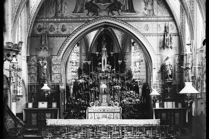 Glasnegatief van een foto van een interieur in een kerk uit kist met nummer 2.