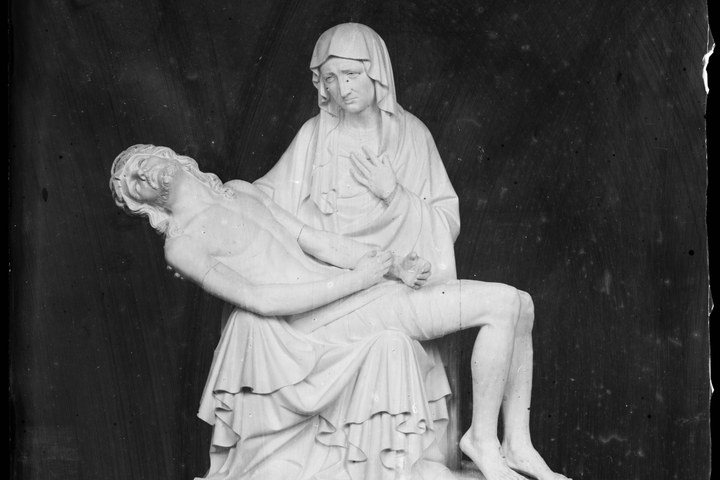 Glasnegatief van foto van producten uit de Cuypers' Kunstwerkplaatsen: "Pieta".