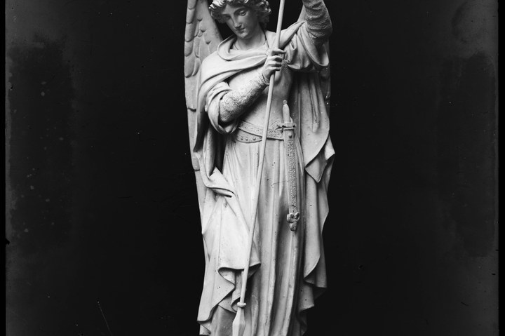 Glasnegatief van foto van producten uit de Cuypers' Kunstwerkplaatsen: "St. Michaël"