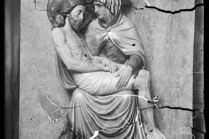 Glasnegatief van foto van producten uit de Cuypers' Kunstwerkplaatsen uit kist met nummer 43: "Pieta Pannerden".