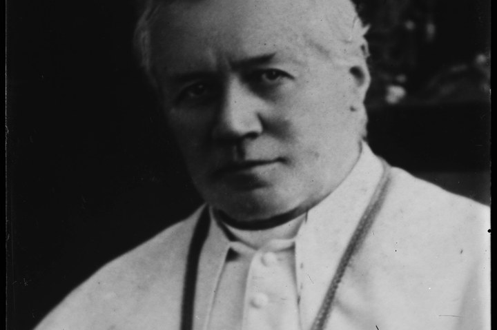 Glasnegatief van foto van producten uit de Cuypers' Kunstwerkplaatsen: "Portretfoto van Paus Pius X".