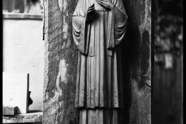 Glasnegatief van foto van producten uit de Cuypers' Kunstwerkplaatsen: "Beeld van een priester met aureool".