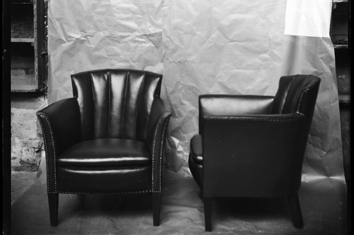 Glasnegatief van foto van producten uit de Cuypers' Kunstwerkplaatsen: "Twee lederen fauteuils".