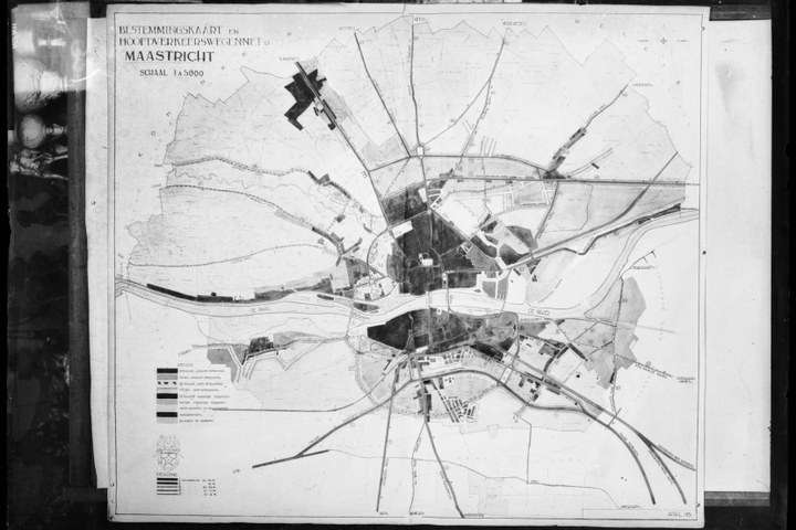 Glasnegatief van foto van producten uit de Cuypers' Kunstwerkplaatsen: "Foto van plattegrond van Maastricht".