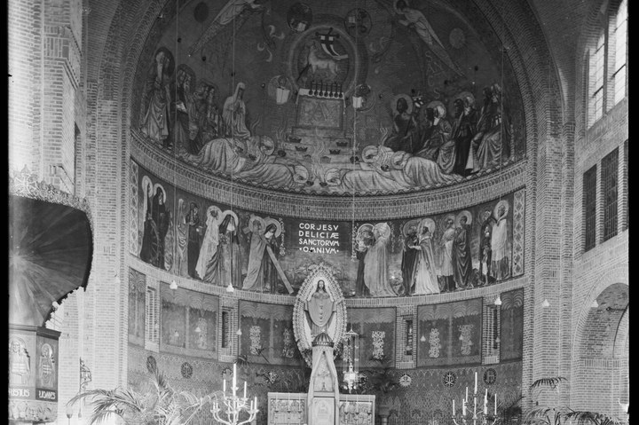 Glasnegatief van foto van producten uit de Cuypers' Kunstwerkplaatsen: "Priesterkoor in de Laurentiuskerk in Dongen".