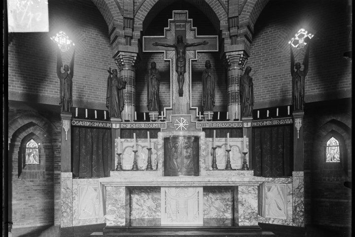 Glasnegatief van foto van producten uit de Cuypers' Kunstwerkplaatsen: "Foto van het hoofdaltaar in de kerk van de H.H. Martelaren van Gorkum in De Haag".