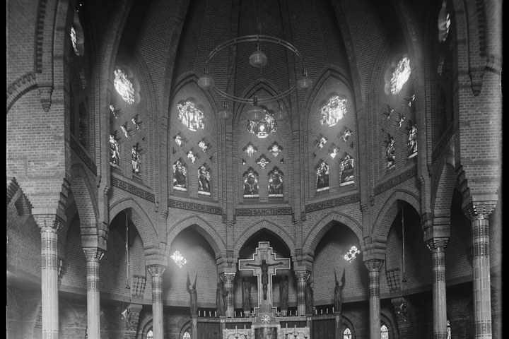 Glasnegatief van foto van producten uit de Cuypers' Kunstwerkplaatsen: "Foto van een kerkinterieur met daarop ook het hoofdaltaar van de kerk H.H. Martelaren van Gorcum in De Haag.".