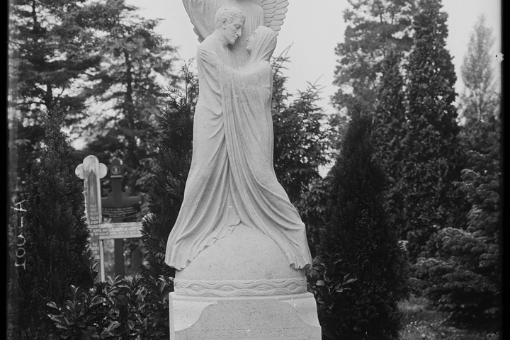 Glasnegatief van foto van producten uit de Cuypers' Kunstwerkplaatsen: "Foto van een grafmonument".