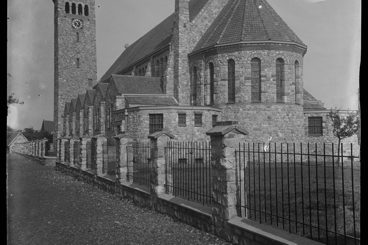 Glasnegatief van foto van producten uit de Cuypers' Kunstwerkplaatsen: "Foto van een kerkje".