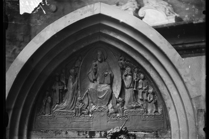 Glasnegatief van foto van producten uit de Cuypers' Kunstwerkplaatsen: "Foto van een tympaan met daarin een reliëf van het Laatste Oordeel(?)".