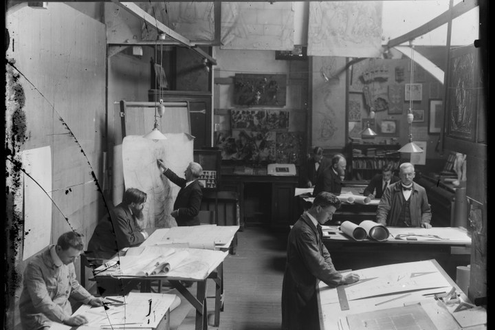 Glasnegatief van foto van producten uit de Cuypers' Kunstwerkplaatsen: "Foto van het tekenatelier in de Kunstwerkplaatsen Cuypers en Co.".