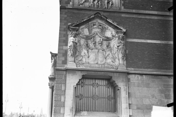 Glasnegatief van foto van producten uit de Cuypers' Kunstwerkplaatsen: "Foto van een gedeelte van een gevel van een majestueus gebouw".