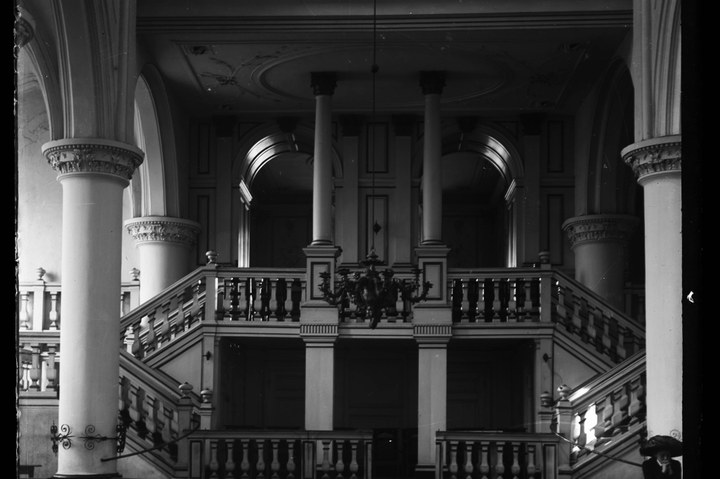 Glasnegatief van foto van producten uit de Cuypers' Kunstwerkplaatsen: "Foto van kerkinterieur met trapgalerij en orgelverdieping (Abdijkerk Thorn)".