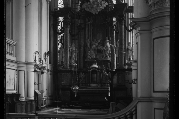 Glasnegatief van foto van producten uit de Cuypers' Kunstwerkplaatsen: "Foto van kerkinterieur van de Abij van Thorn  met barok uitziend altaar".