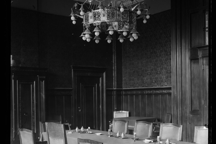 Glasnegatief van foto van producten uit de Cuypers' Kunstwerkplaatsen: "Foto van een eetkamerinterieur met gedekte tafel".