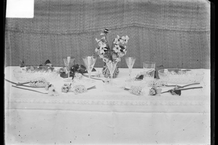 Glasnegatief van foto van producten uit de Cuypers' Kunstwerkplaatsen: "Foto van een tafelschikking met voorjaarsbloemen.".