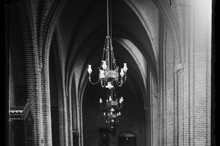 Glasnegatief van foto van producten uit de Cuypers' Kunstwerkplaatsen: "Foto van een kerkinterieur".