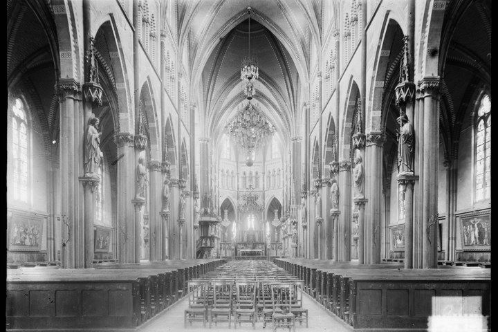 Glasnegatief van foto van producten uit de Cuypers' Kunstwerkplaatsen: "Foto van het interieur van een grote kerk".