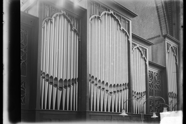 Glasnegatief van foto van producten uit de Cuypers' Kunstwerkplaatsen: "Foto van de pijpen van een kerkorgel".