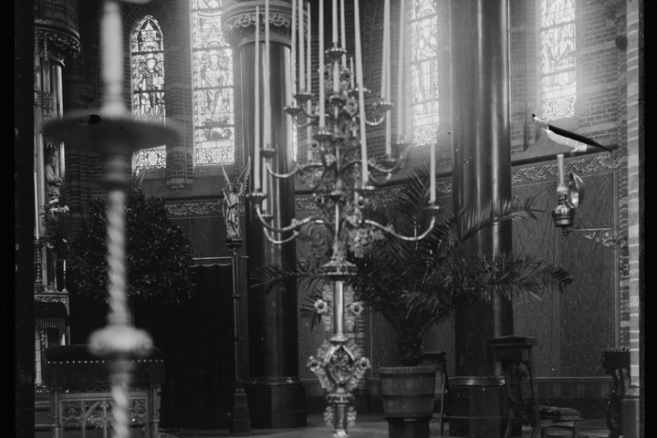 Glasnegatief van foto van producten uit de Cuypers' Kunstwerkplaatsen: "Foto van een kerkinterieur".