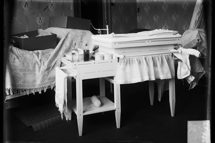 Glasnegatief van foto van producten uit de Cuypers' Kunstwerkplaatsen: "Foto van het interieur van een babykamer(?)".