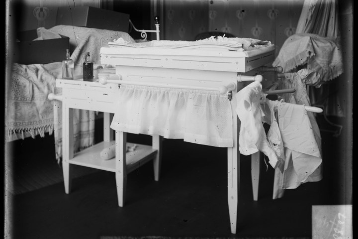 Glasnegatief van foto van producten uit de Cuypers' Kunstwerkplaatsen: "Foto van het interieur van een babykamer(?)".