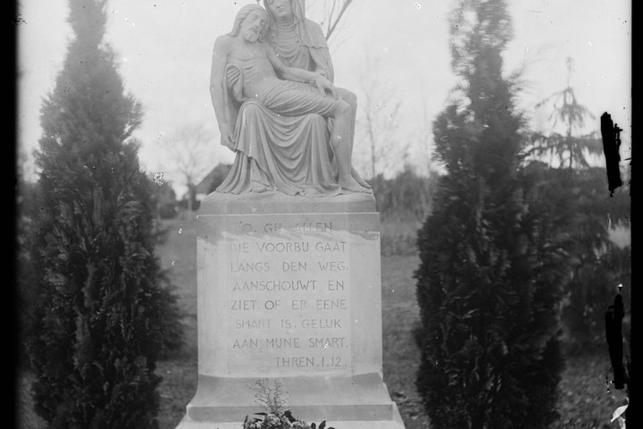 Glasnegatief van foto van producten uit de Cuypers' Kunstwerkplaatsen: "Foto van een grafmonument".