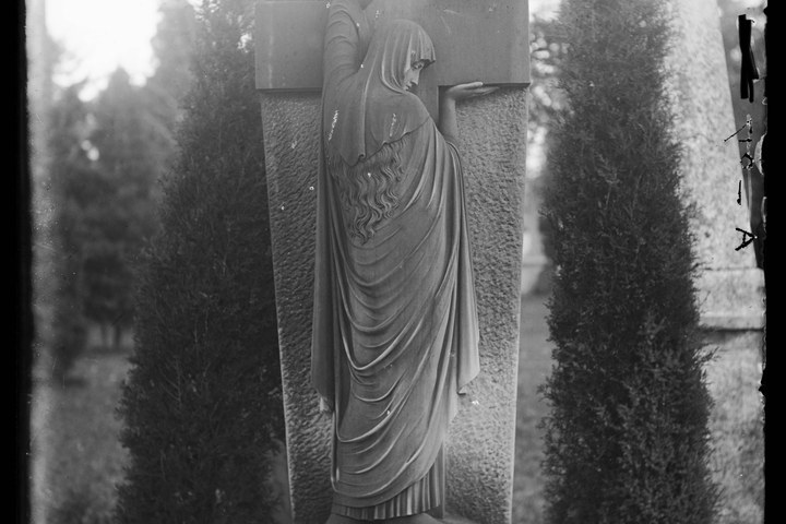 Glasnegatief van foto van producten uit de Cuypers' Kunstwerkplaatsen: "Foto van een grafmonument".