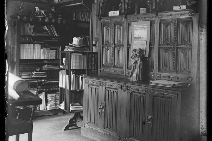 Glasnegatief van foto van producten uit de Cuypers' Kunstwerkplaatsen: "Foto van een interieur uit 1908".