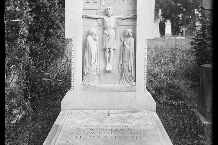 Glasnegatief van foto van producten uit de Cuypers' Kunstwerkplaatsen: "Foto van een grafmonument".