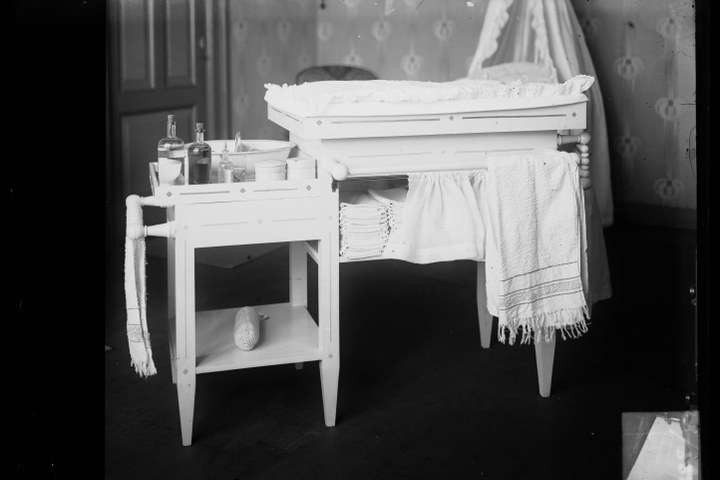 Glasnegatief van foto van producten uit de Cuypers' Kunstwerkplaatsen: "Foto van het interieur van een babykamer".