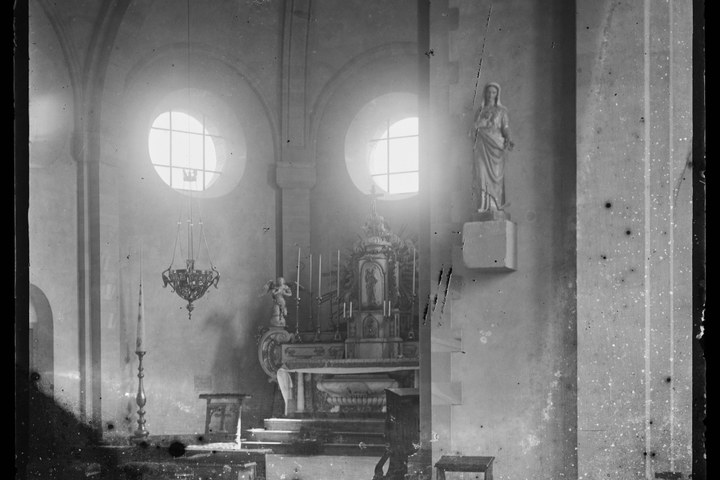 Glasnegatief van foto van producten uit de Cuypers' Kunstwerkplaatsen: "Foto van een kerkinterieur".