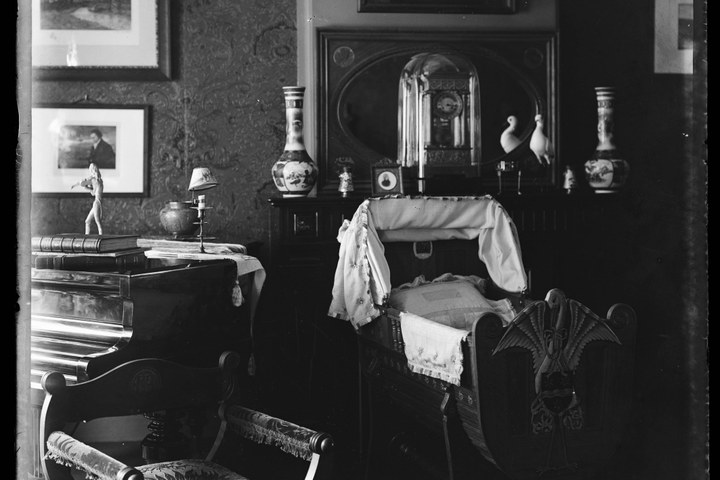 Glasnegatief van foto van producten uit de Cuypers' Kunstwerkplaatsen: "Foto van een huiskamerinterieur".