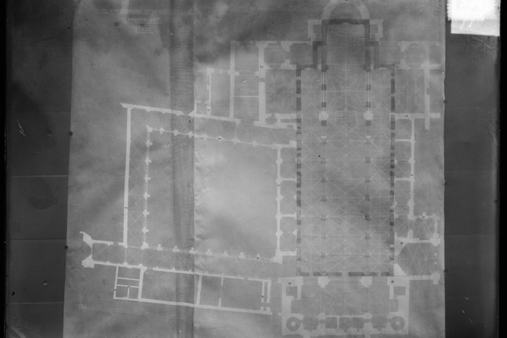 Glasnegatief van foto van producten uit de Cuypers' Kunstwerkplaatsen: "Foto van een lichtdruk (blauwdruk) van een plattegrond van het grondplan van de Sint Servatiuskerk in Maastricht".