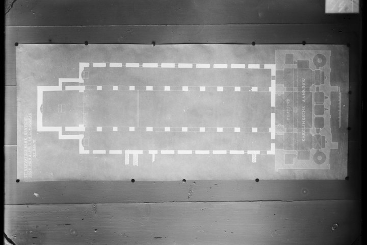 Glasnegatief van foto van producten uit de Cuypers' Kunstwerkplaatsen: "Foto van een lichtdruk (blauwdruk van een doorsnede van de St. Servaaskerk".