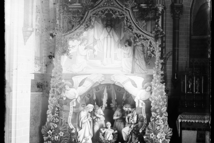 Glasnegatief van foto van producten uit de Cuypers' Kunstwerkplaatsen: "Foto van een kerststal in een kerk".