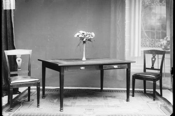 Glasnegatief van foto van producten uit de Cuypers' Kunstwerkplaatsen: "Foto van een tafel en twee stoelen".