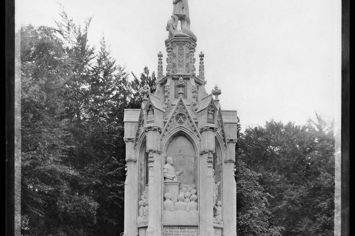 Glasnegatief van foto van producten uit de Cuypers' Kunstwerkplaatsen: "Foto van het Schaepmanmonument te Driebergen-Rijsenburg".