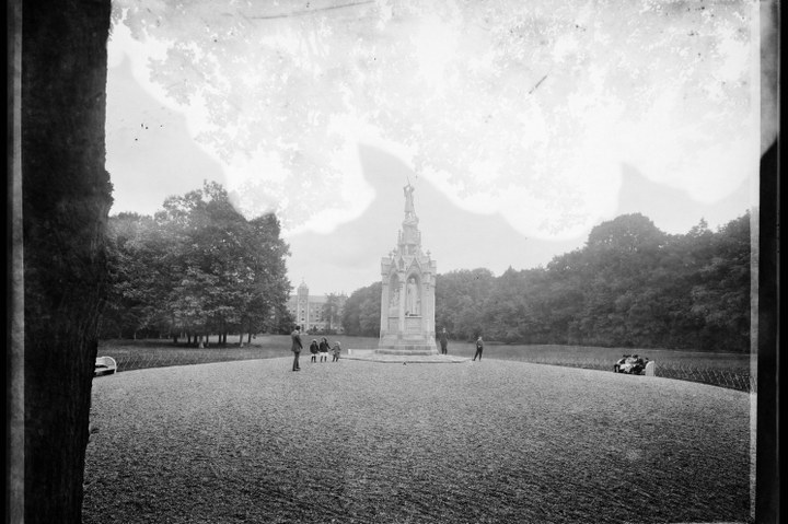 Glasnegatief van foto van producten uit de Cuypers' Kunstwerkplaatsen: "Foto van het Schaepmanmonument te Driebergen-Rijsenburg".