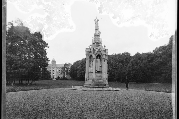 Glasnegatief van foto van producten uit de Cuypers' Kunstwerkplaatsen: "Foto van het Schaepmanmonument te Driebergen-Rijsenburg".