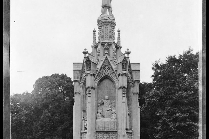 Glasnegatief van foto van producten uit de Cuypers' Kunstwerkplaatsen: "Foto van het Schaepmanmonument te Driebergen-Rijsenburg".