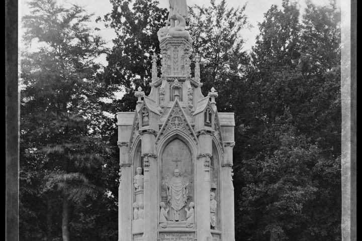 Glasnegatief van foto van producten uit de Cuypers' Kunstwerkplaatsen: "Foto van het Schaepmanmonument te Driebergen-Rijsenburg".