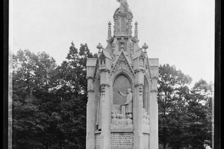 Glasnegatief van foto van producten uit de Cuypers' Kunstwerkplaatsen: "Foto van het Schaepmanmonument te Driebergen-Rijsenburg".